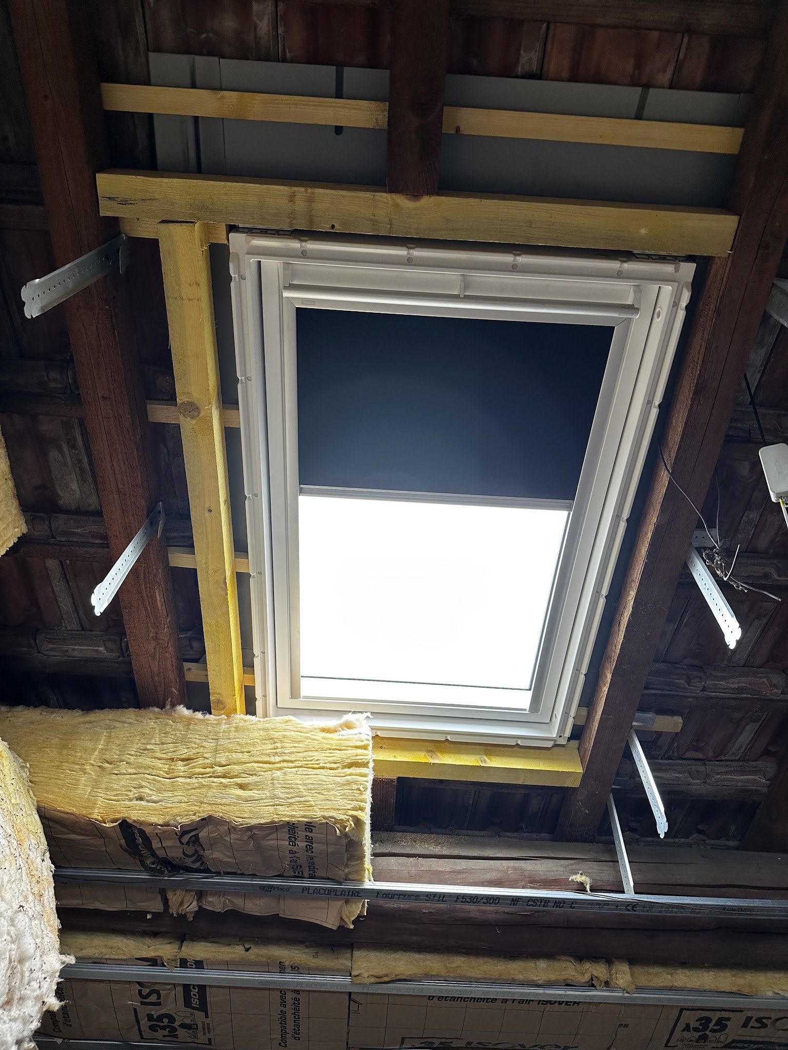 Fenêtre de toit VELUX posée, vue depuis les combles